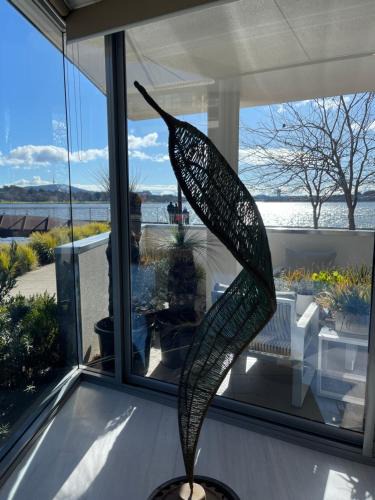 Kingston Apartment | Lakeview Luxe - EV charger, Pool, Gym, Location +