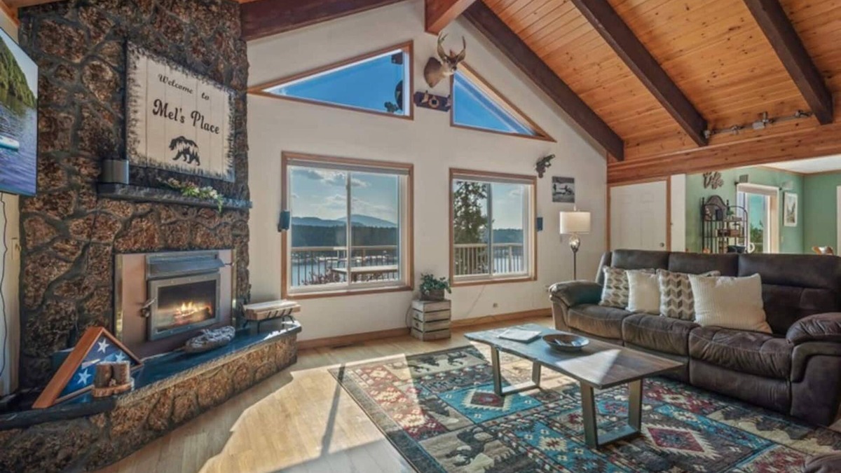 Bayview House | Lakeview Mel's Place