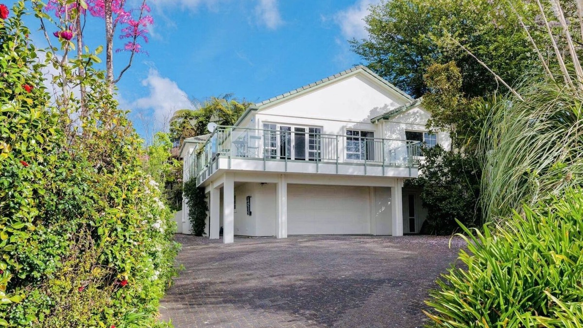 Rotorua Villa | Lakeview Mountain-view 3BR Home close to Rotorua Centre