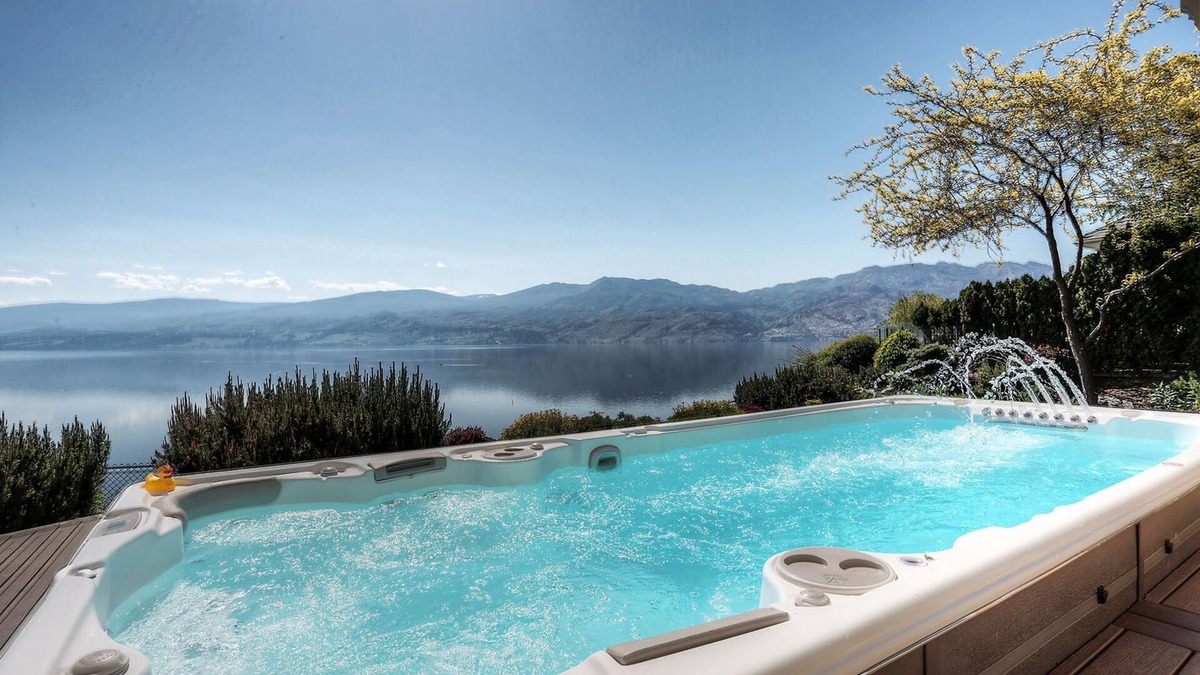 Westbank Villa | Lakeview, near beach with Heated Pool & Sauna