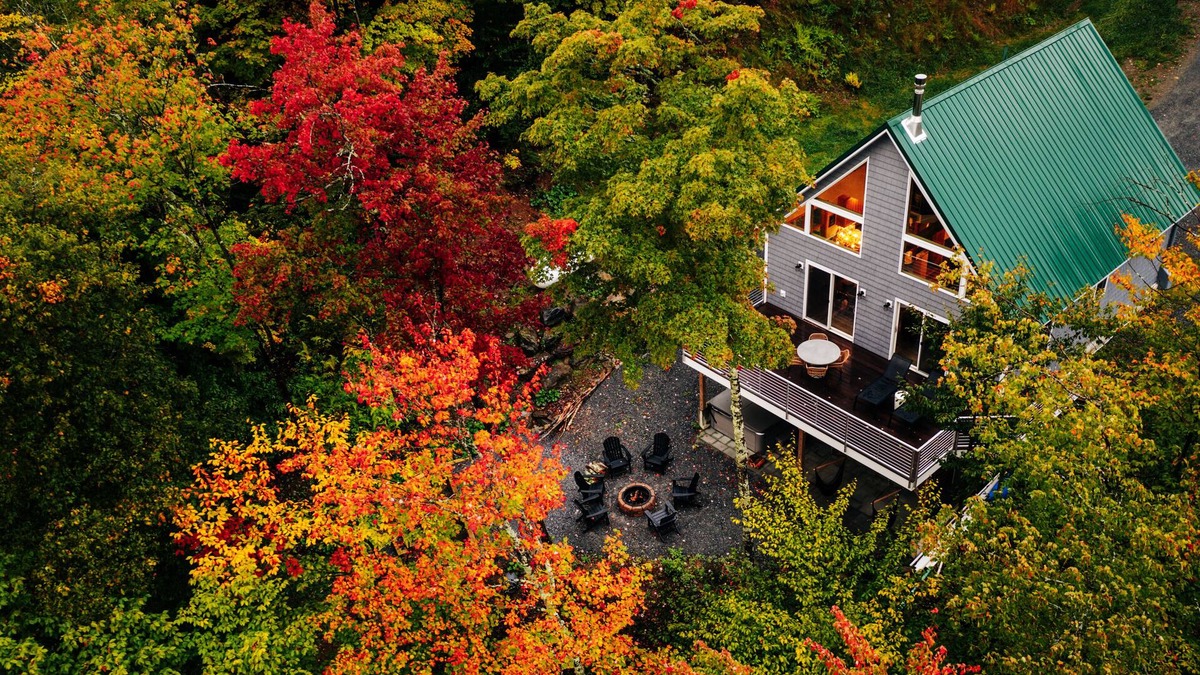 Green Mountains Cabin | Lakeview☀️Near Stowe🥾4 Bedroom👨👩👧👦Hot Tub🥂Mountain View🏔Canoe🛶Game Room🎱Swimming🏊♀️