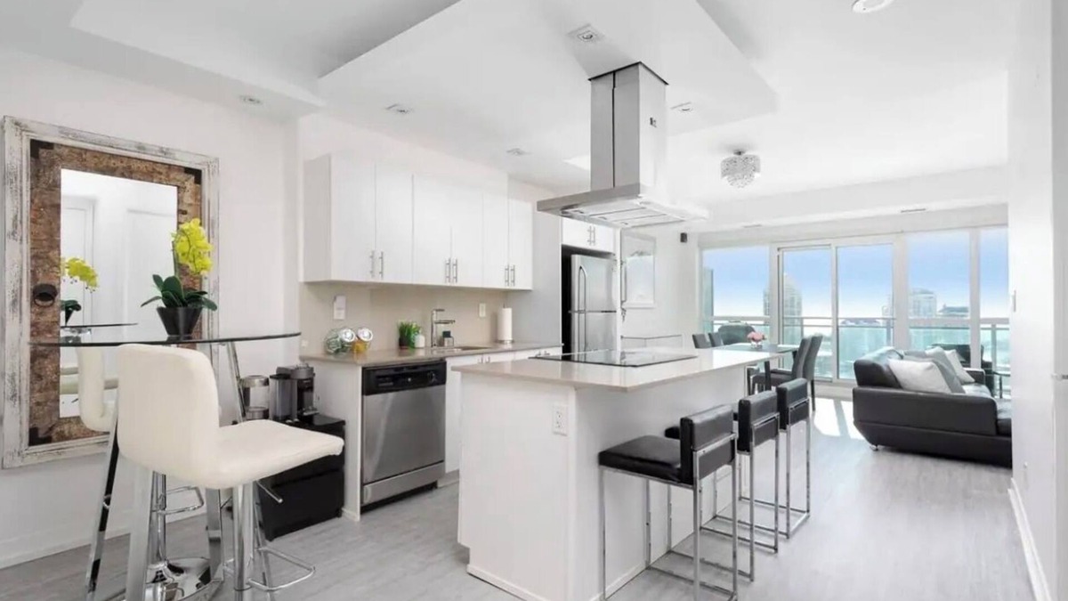 Humber Bay Condo | LakeView Oasis