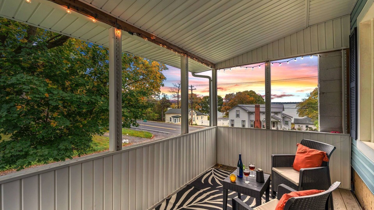 Union Springs House | Lakeview on Cayuga Wine Trail Fenced Yard 2 King Beds Sunset Views