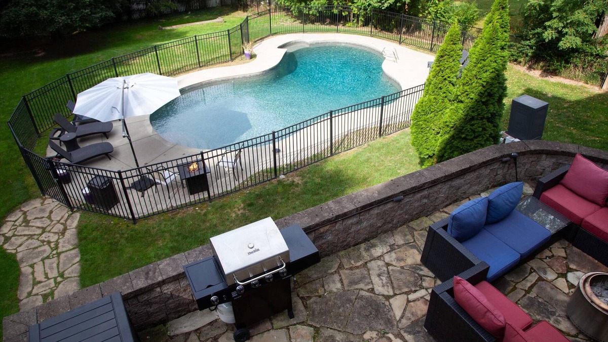 South Main Street House | Lakeview on Main Pool, Fire Pit + Walkable