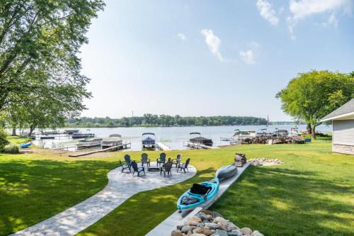 Brooklyn House | Lakeview Retreat, 6BR with Hot Tub Bliss