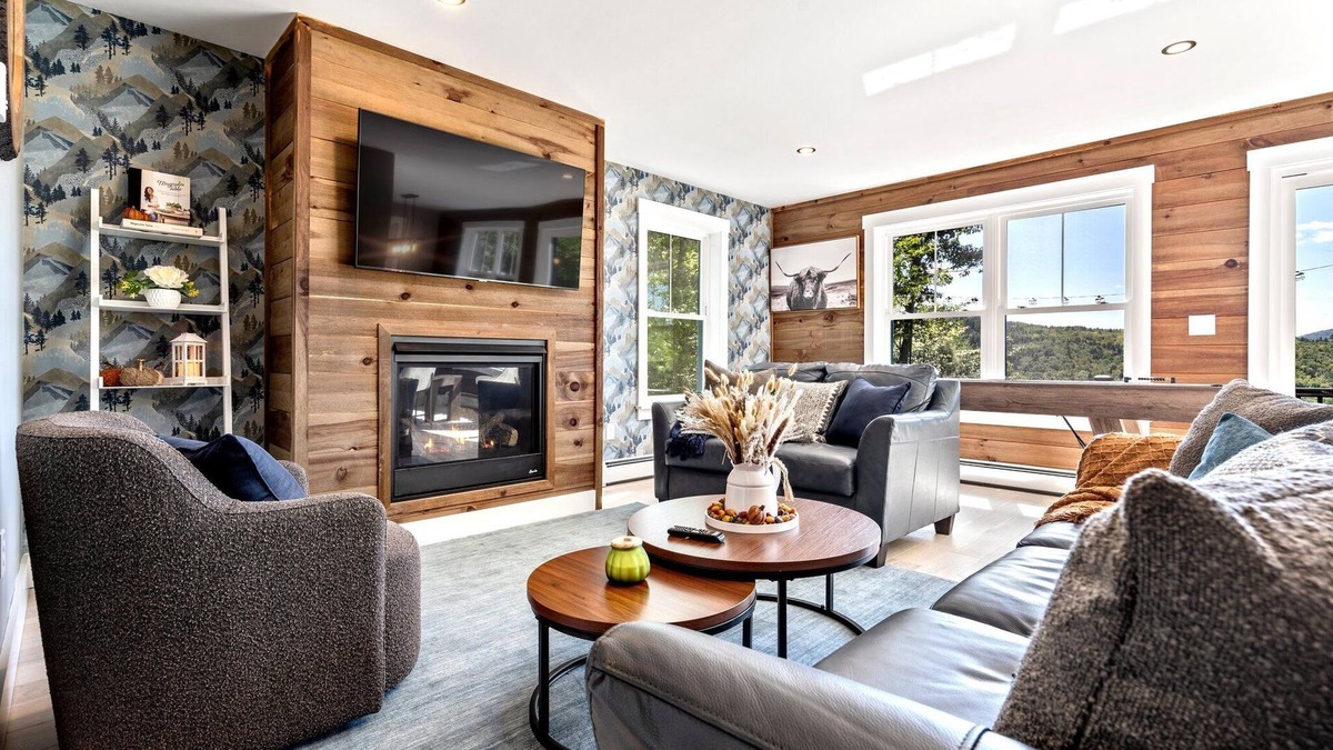 Bryant Pond House | Lakeview & Ski -HotTub!FirePit! Theatre! & CloseToSki! Dog Friendly! Sleeps 12