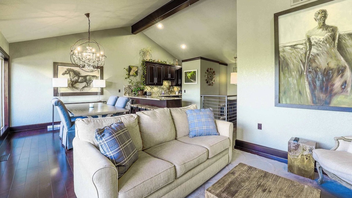 Prairie Creek House | Lakeview Townhouse - Remote-Work & Pet-Friendly