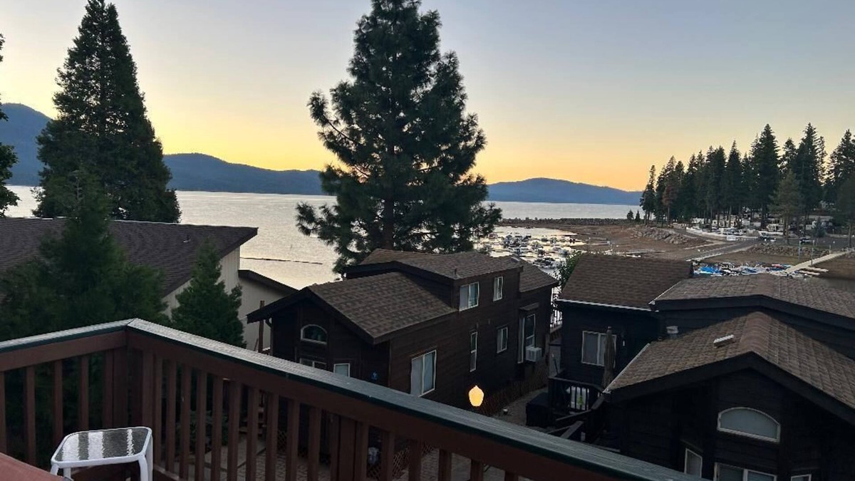 Peninsula Village Cabin | Lakeview & private boat dock