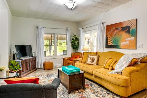 Lemon Springs House | Lakeview Vacation Rental - Walk to Crystal Lake!