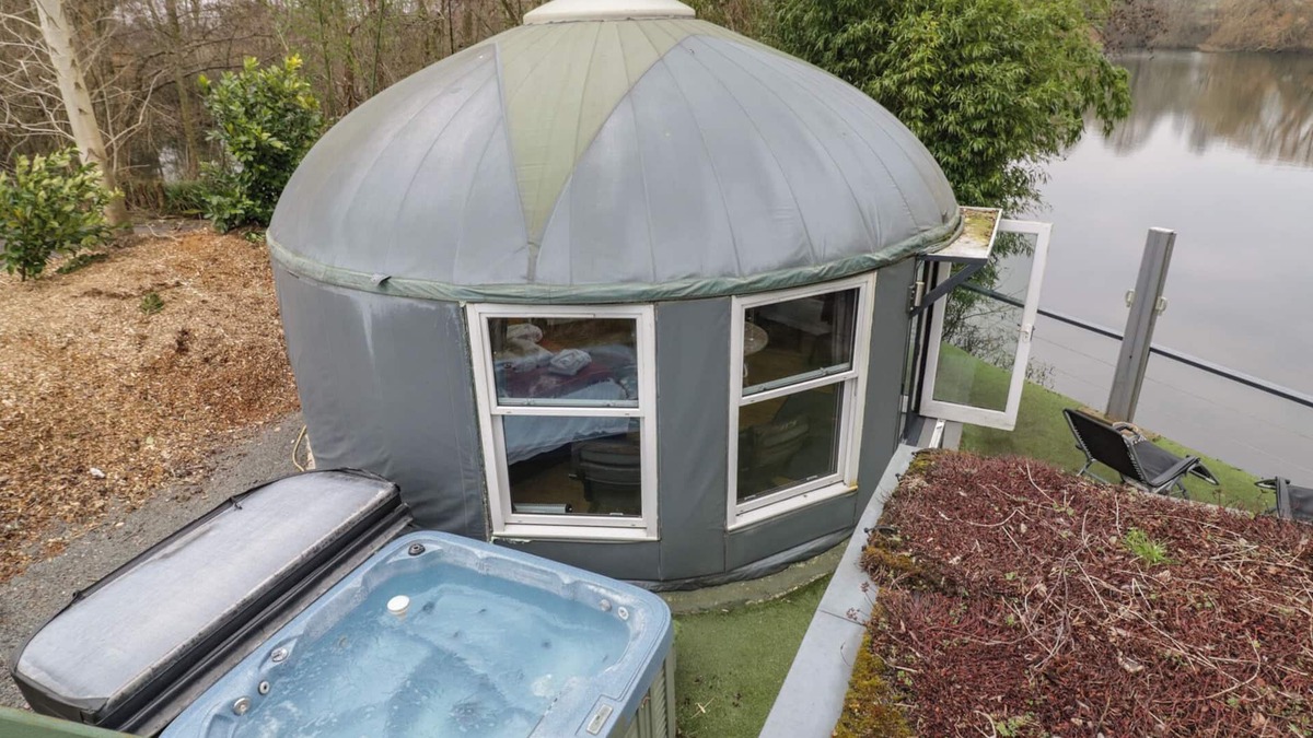 Beckford Cottage | LAKEVIEW YURT, pet friendly, character holiday cottage in Beckford