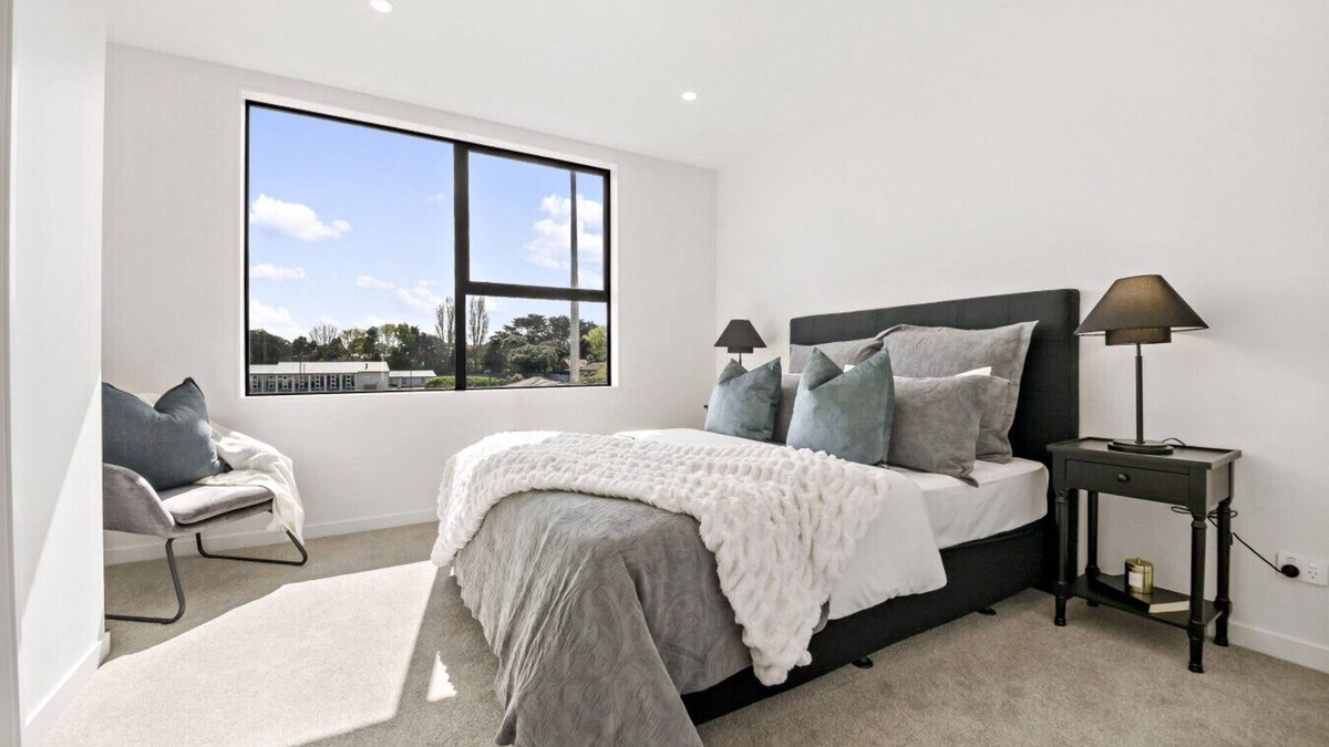 Takapuna Apartment | Lakewalk Retreat · Luxe 3BR Home near Lake & Beach