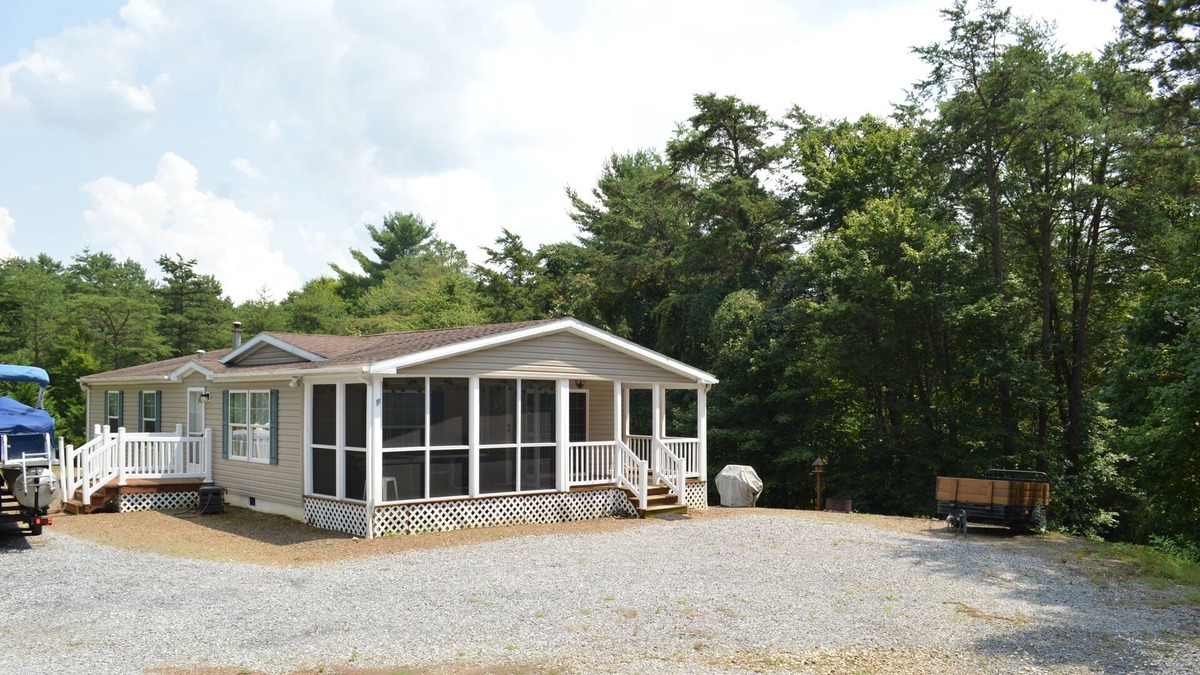 Calvin House | LAKEWAY GETAWAY - 6.5 acres with hiking trails. Raystown Lake Area. DOG FRIENDLY