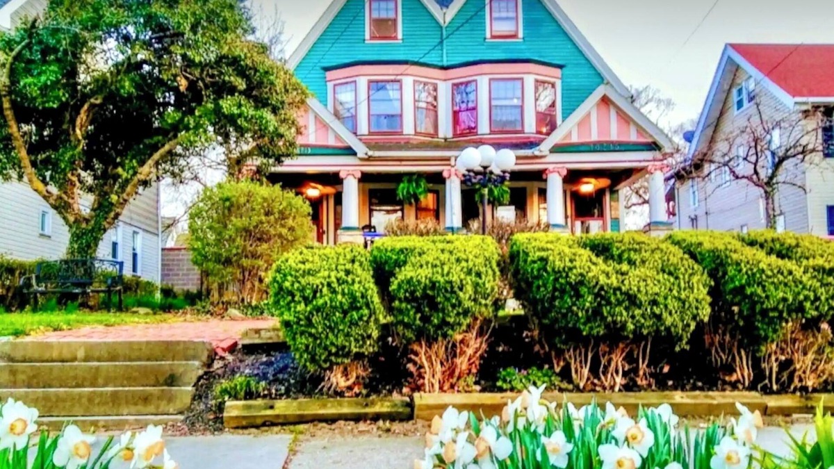 Lakewood House | Lakewood by Lake Erie Historic Victorian 5 Bed 2.5 Bath Trendy Hip 3500 sq ft