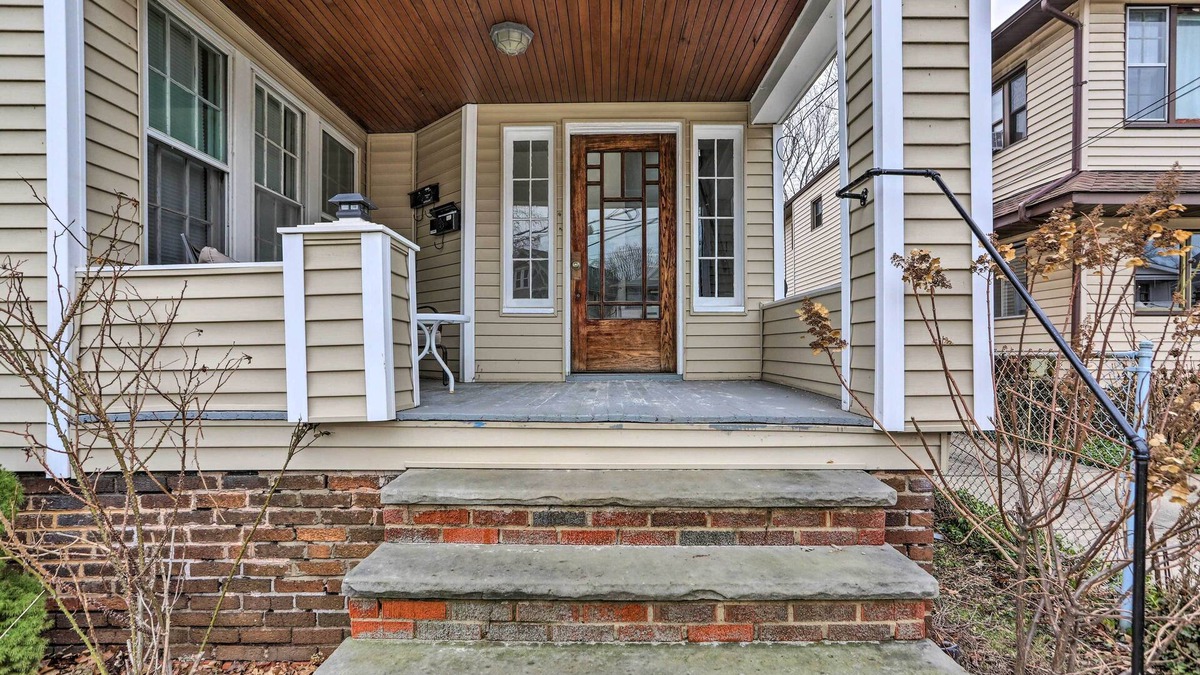 Lakewood Cottage | Lakewood Home w/Yard ~ 8 Mi to Cleveland!