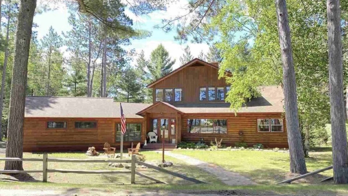 Upper Peninsula Michigan Cabin | Lakewood Lodge - Marquette Log Cabin w/Lake Views