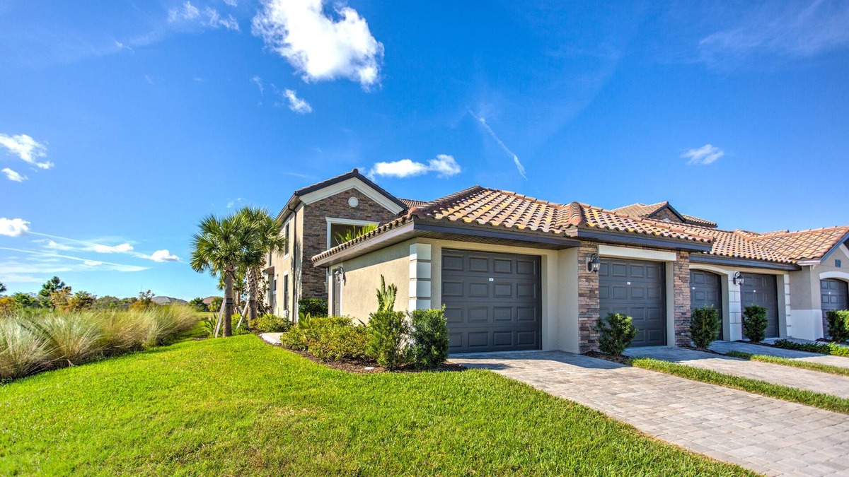 Lakewood Ranch Condo | Lakewood National beautiful 2bedroom 2 bathroom condo + den with unlimited Golf