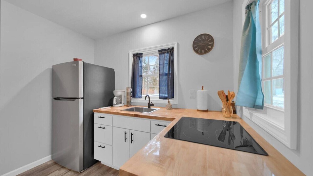 North Lakeport House | Lakewood Retreat - Hot Tub Open, Couples Getaway!