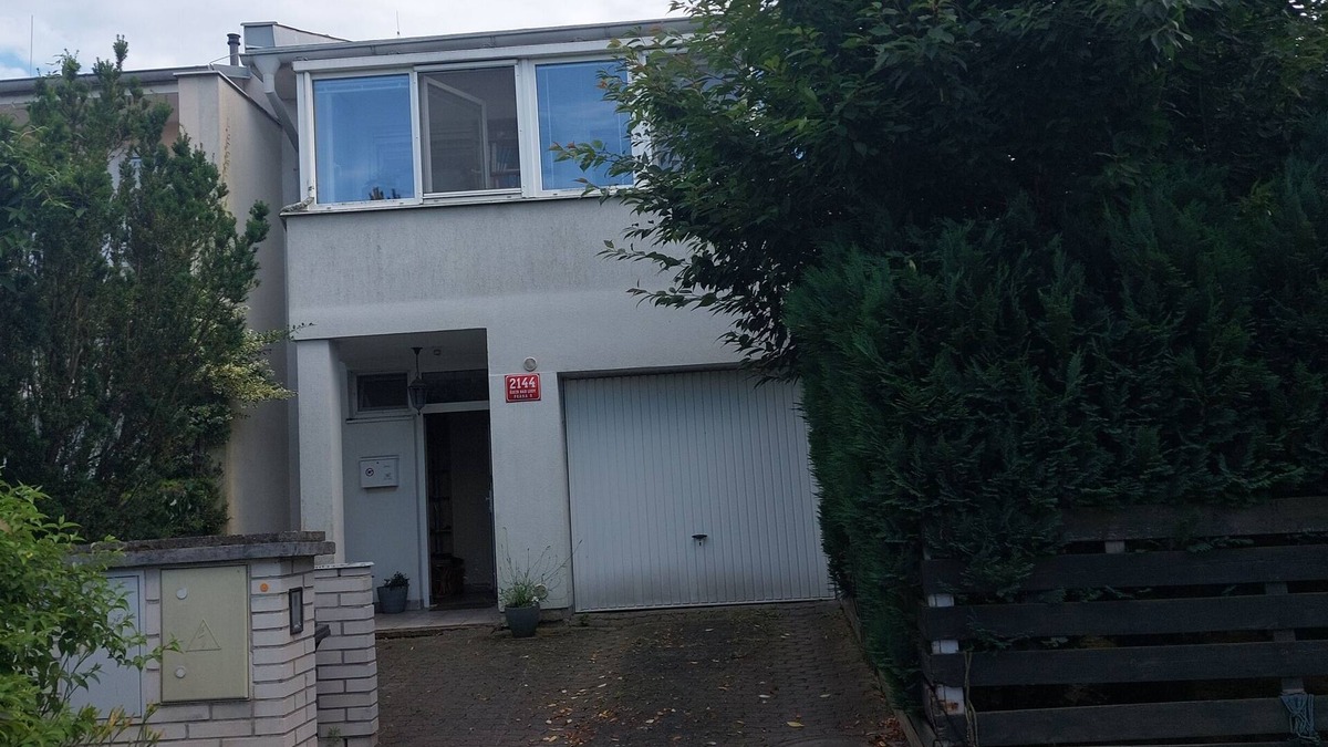 Prague 21 House | Lakmat - 2 bedrooms in a quiet neighbourhood in Prague