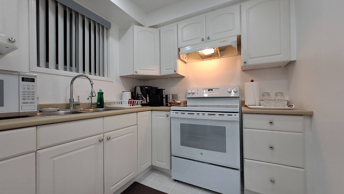 Malton House | Lala-land (5km/8min from Pearson airport; 250m to Westwood mall; 2.5km to GO)