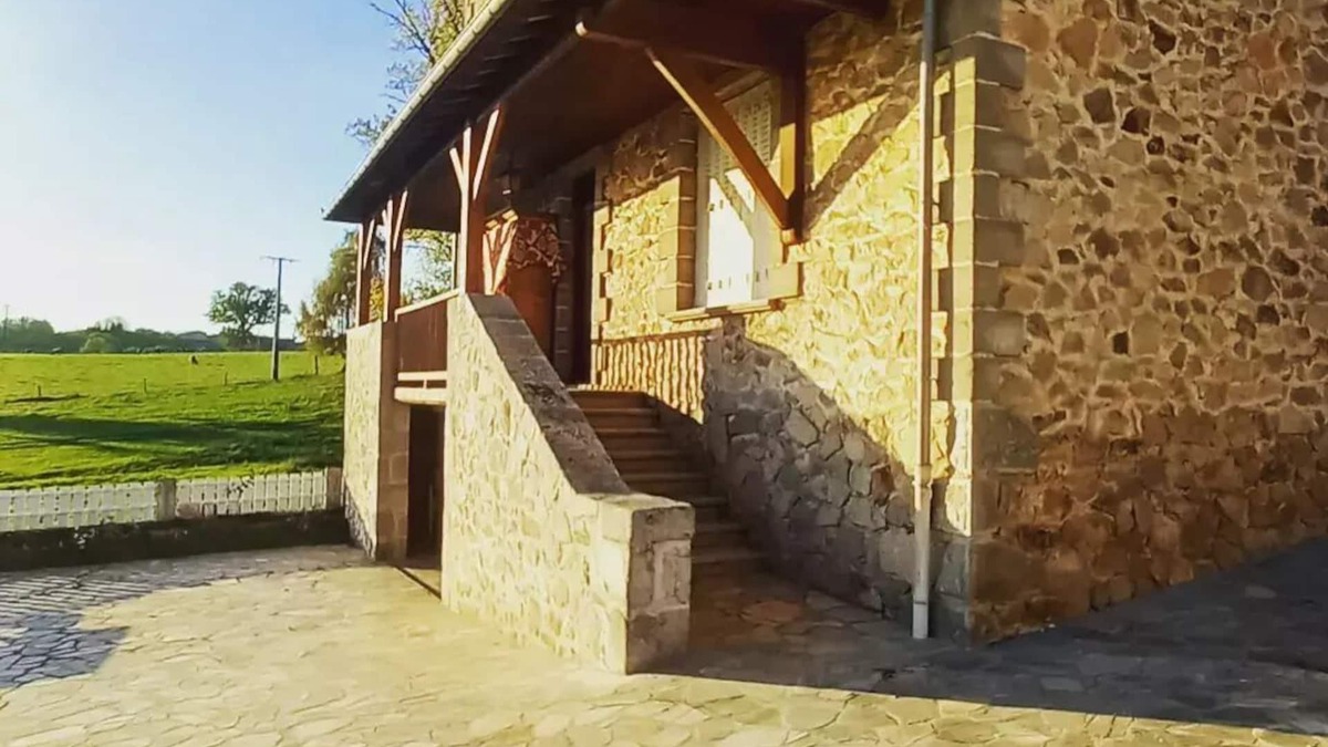 Quezac House | Lamalpapoche gîte in the heart of an old-fashioned farm with unusual animals.
