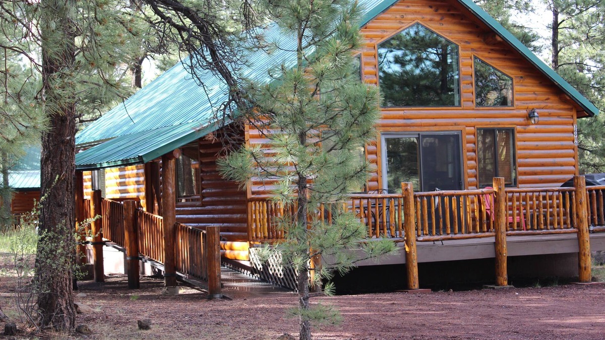 Greer Cabin | Lamar Cabin. Family & Pet Friendly! A short walk to the fabulous Greer Lakes!