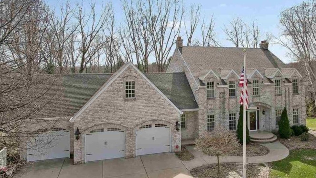 Ashwaubenon House | Lambeau Field retreat 1.6 Miles from Lambeau n2k sqft Lower level Luxury Walkout