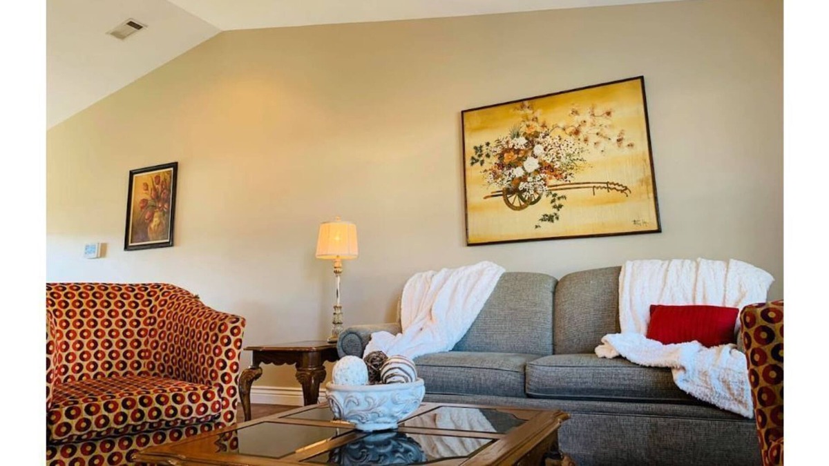 Sikeston House | Lambert’s Homestead. Very Cozy & Clean 5 bed home.