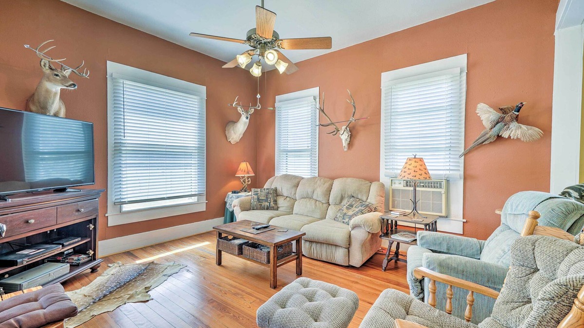 Lampasas Cabin | Lampasas Ranch Cabin on 1,200 Acres w/Large Yard!