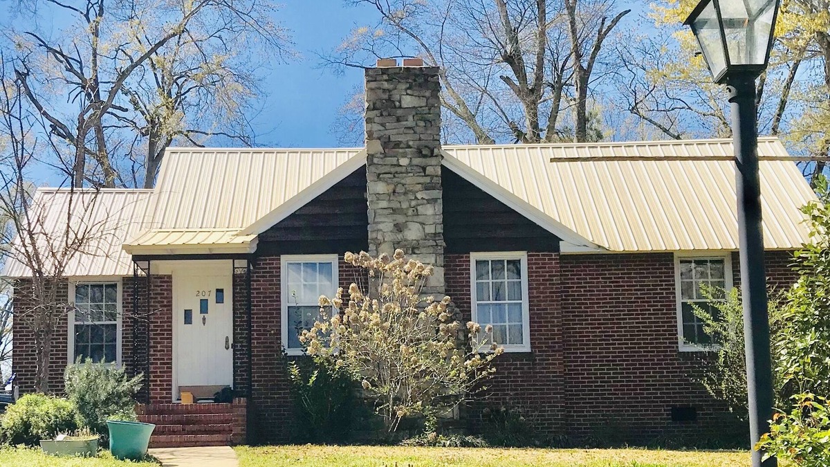 Starkville House | Lamplight Cottage, easy walk to Main Street!