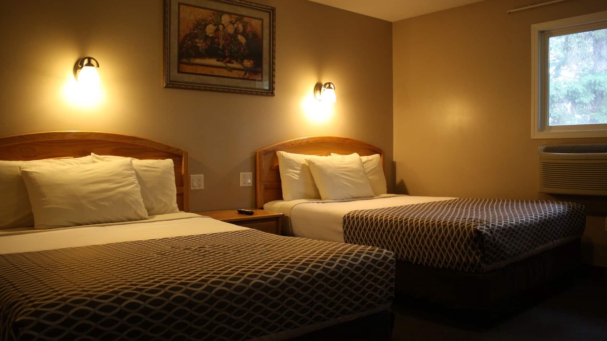 Three Hills Hotel | Lamplighter Inn