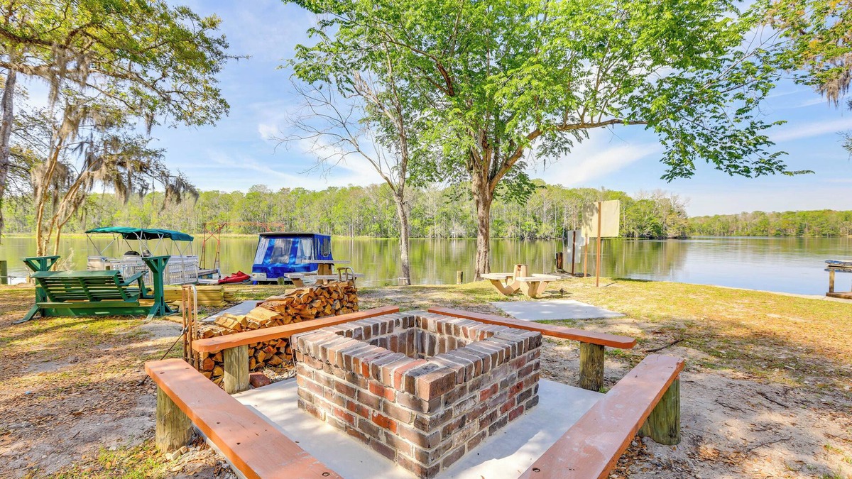 Chiefland Apartment | Lanai & Fire Pit: Riverfront Studio in Chiefland!