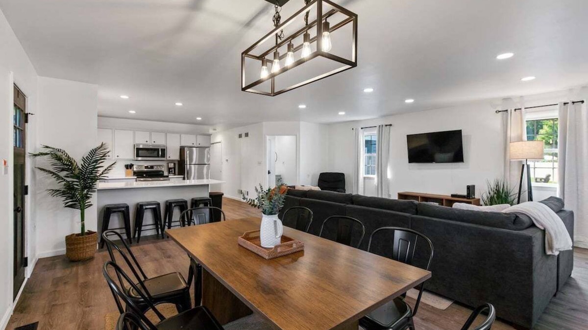 Witmer House | Lancaster Abode-5 mins to RT30, indoor fireplace