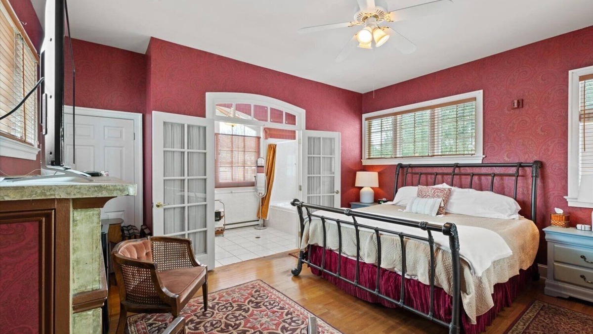 Lancaster Cottage | Lancaster Carriage House w/Fireplace & Jacuzzi