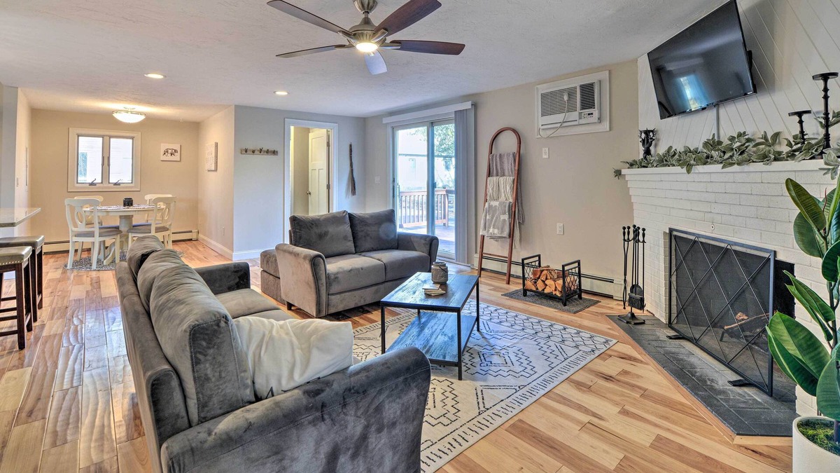 Lancaster House | Lancaster Haven: Large Yard, Community Beach!