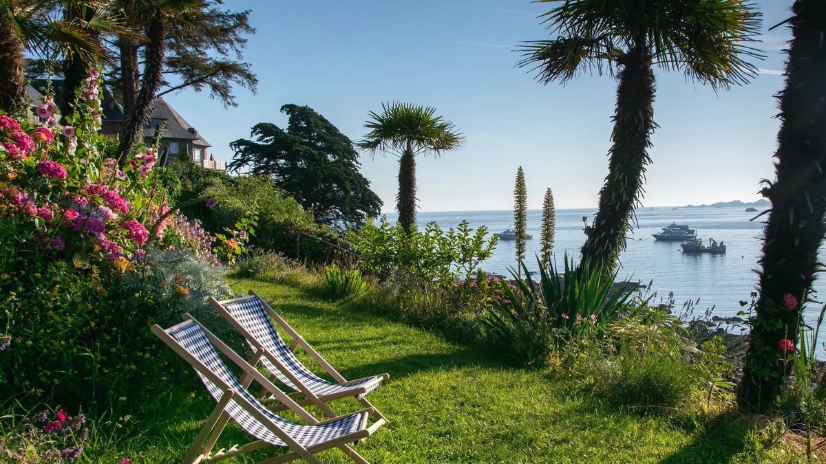 Perros-Guirec Apartment | Lancelot islet, sea view and feet in the water