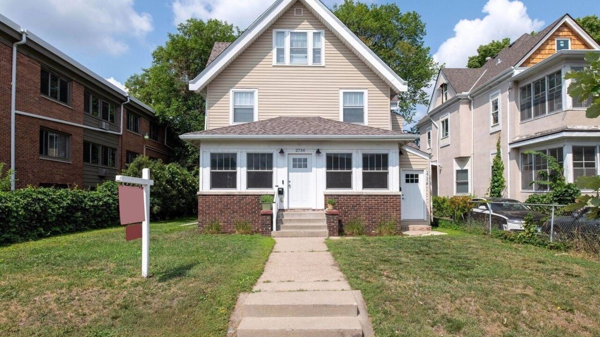 Whittier House | Land of 1000 Lakes. Downtown Minneapolis. Sleeps 4. Fully Furnished.