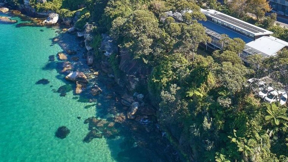 Mosman Cabin | Land's Edge Harbour Lodge - unique property right on the Harbour!n