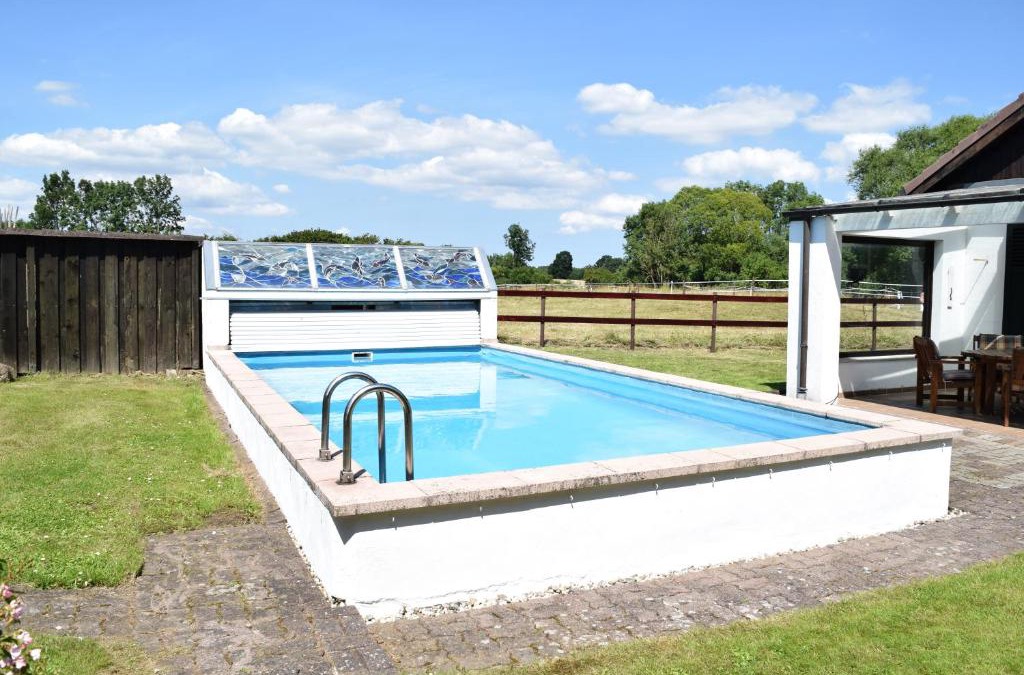 Bosau House | Landhaus Hideaway mit Aussenpool, Sauna und Kamin