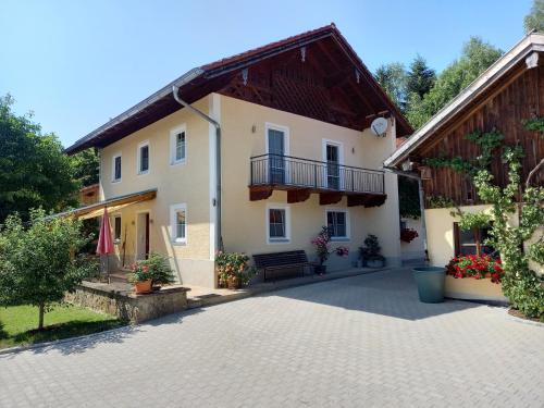 Petting House | Landhof Ella - Ferienhaus vor den Toren Salzburgs