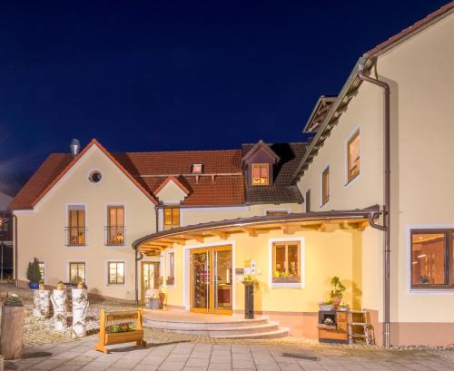 Moosbach Hotel | Landhotel Zum Goldenen Kreuz