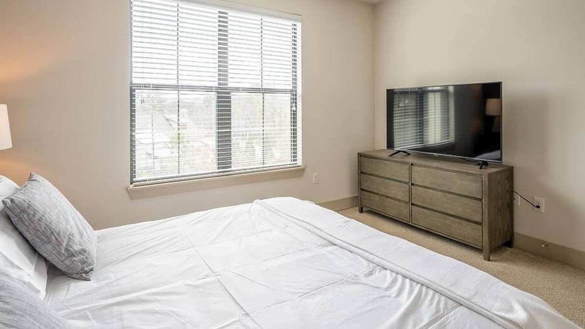 Crestline Heights Apartment | Landing at 4700 Colonnade - 2 Bedrooms in Overton