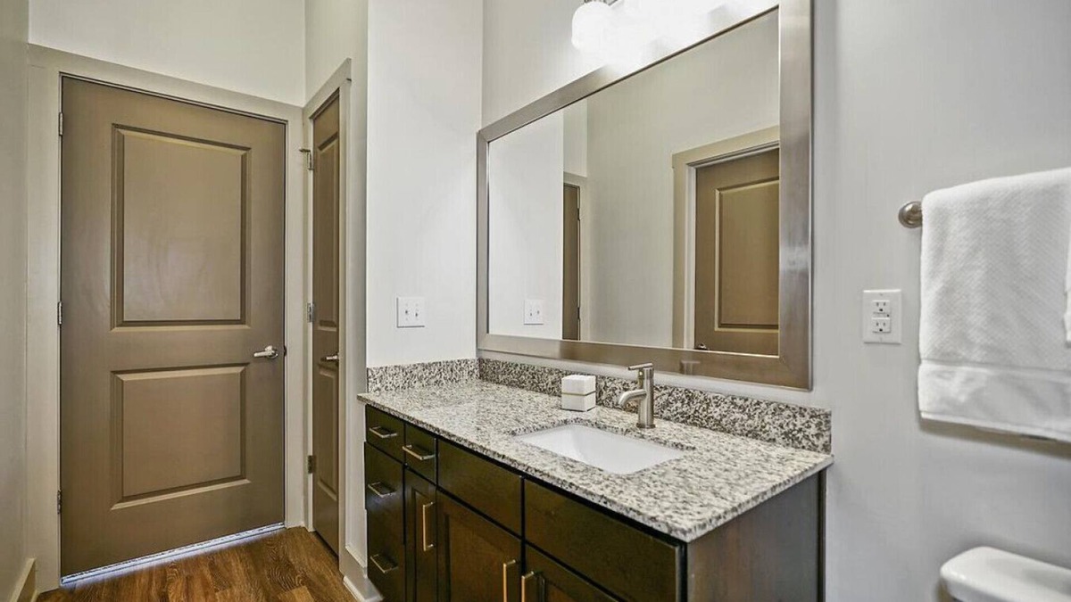 Crestline Heights Apartment | Landing at 4700 Colonnade - 2 Bedrooms in Overton