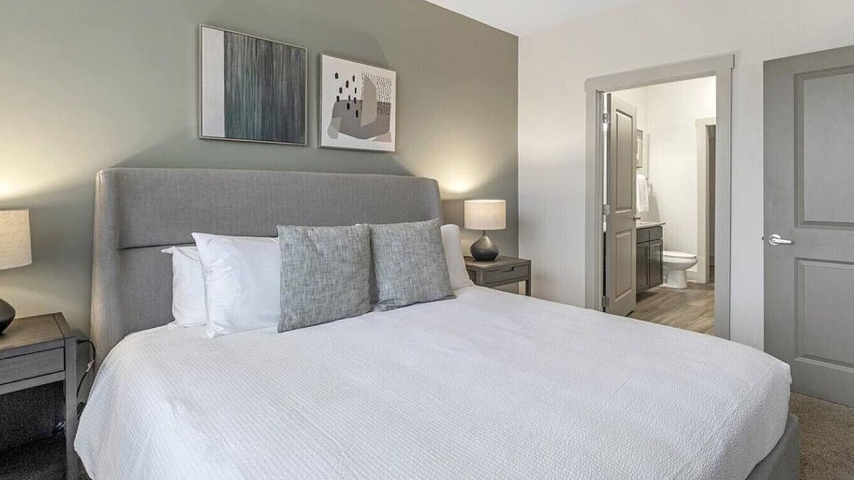 Crestline Heights Apartment | Landing at 4700 Colonnade - 2 Bedrooms in Overton