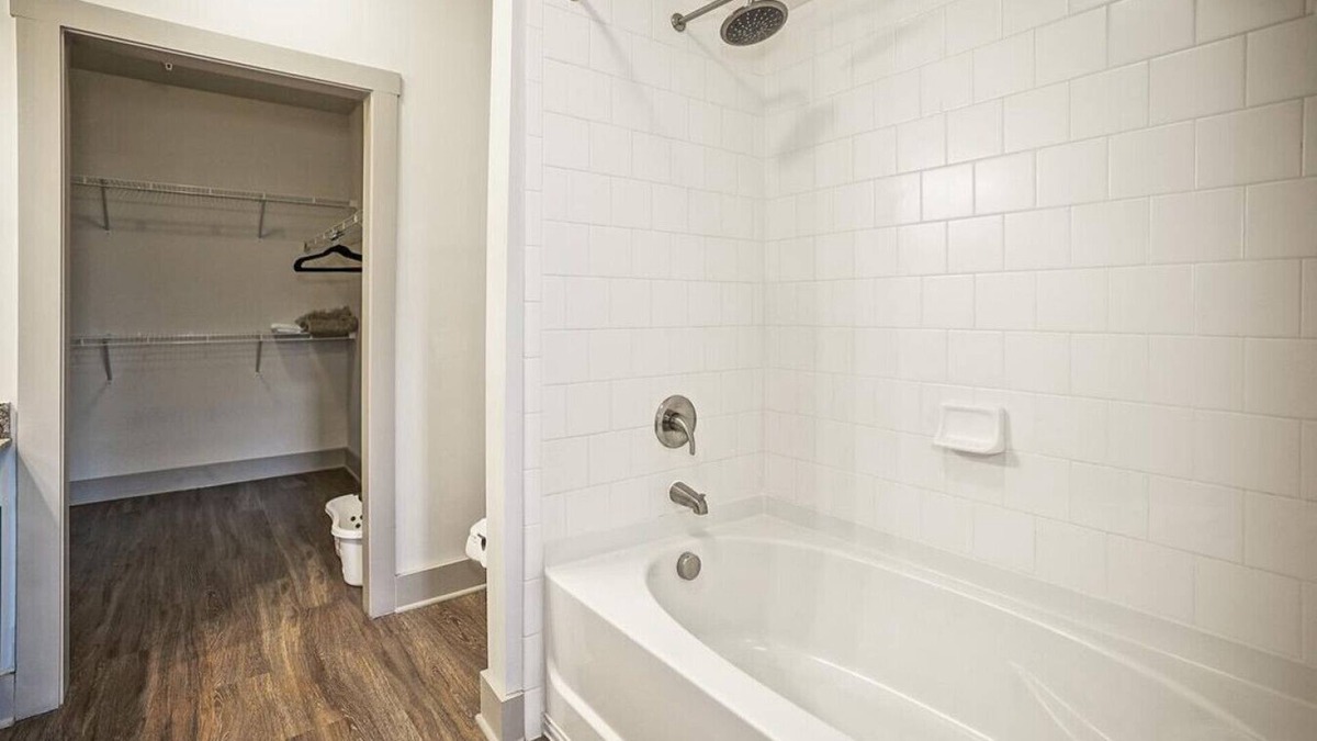 Crestline Heights Apartment | Landing at 4700 Colonnade - 2 Bedrooms in Overton