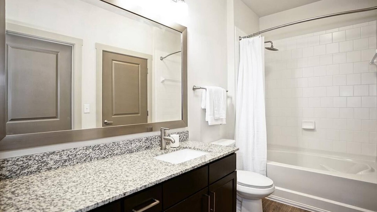 Crestline Heights Apartment | Landing at 4700 Colonnade - 2 Bedrooms in Overton