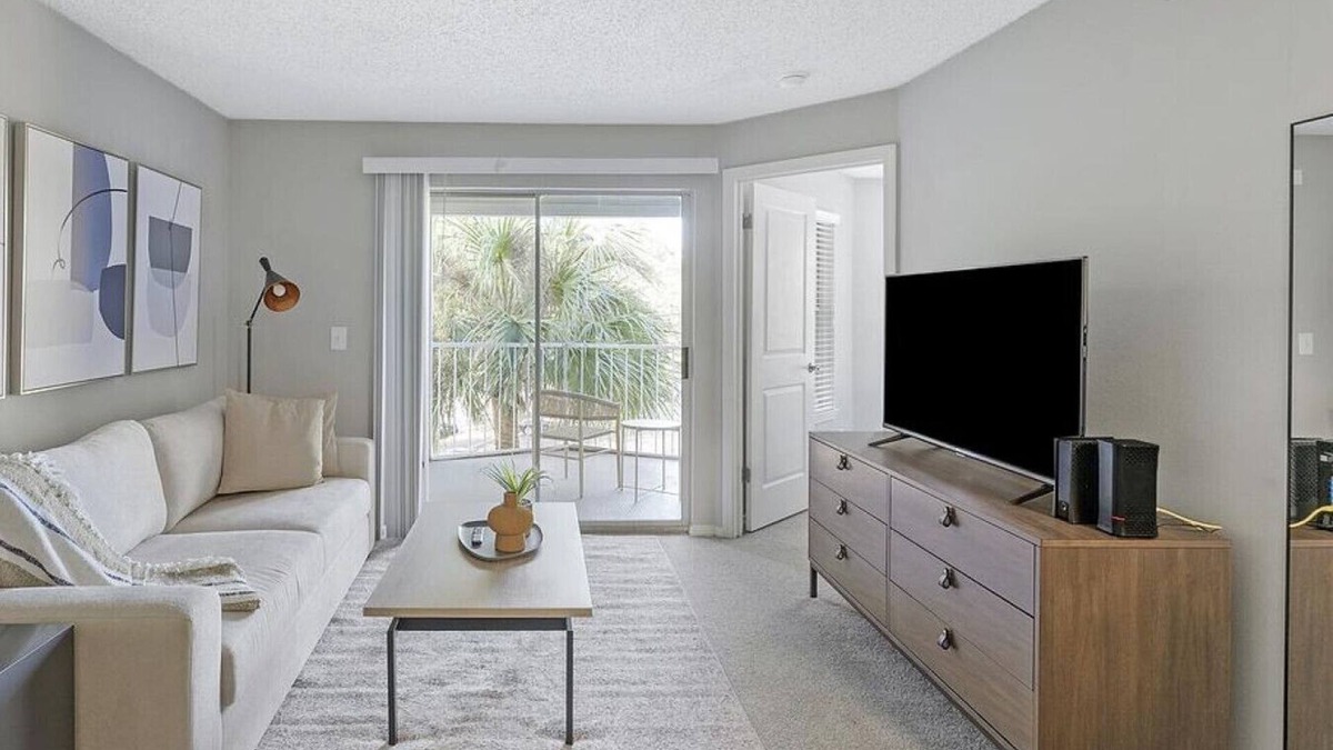 University Apartment | Landing at Caribbean Breeze - 1 Bedroom in University