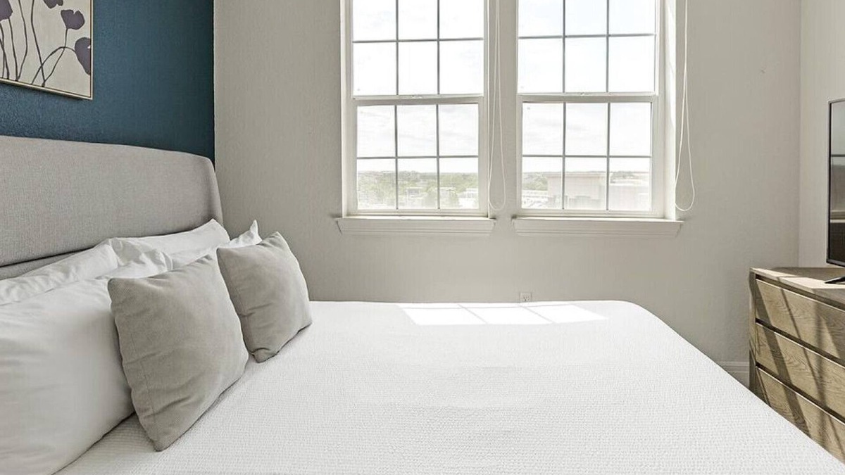 Overland Park Apartment | Landing at Carson Street Towers - 1 Bedroom in Downtown Overland Park
