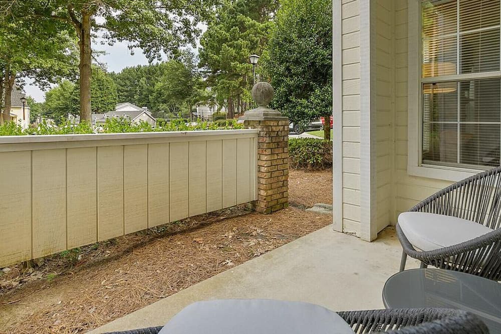 Winston - Salem Apartment | Landing at Crowne Oaks - 2 Bedrooms in Downtown Winston Salem