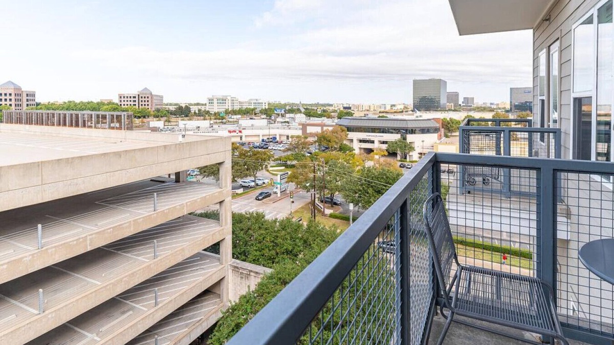 Vickery Meadow Apartment | Landing at Galleries at Park Lane - Studio in Vickery Meadow