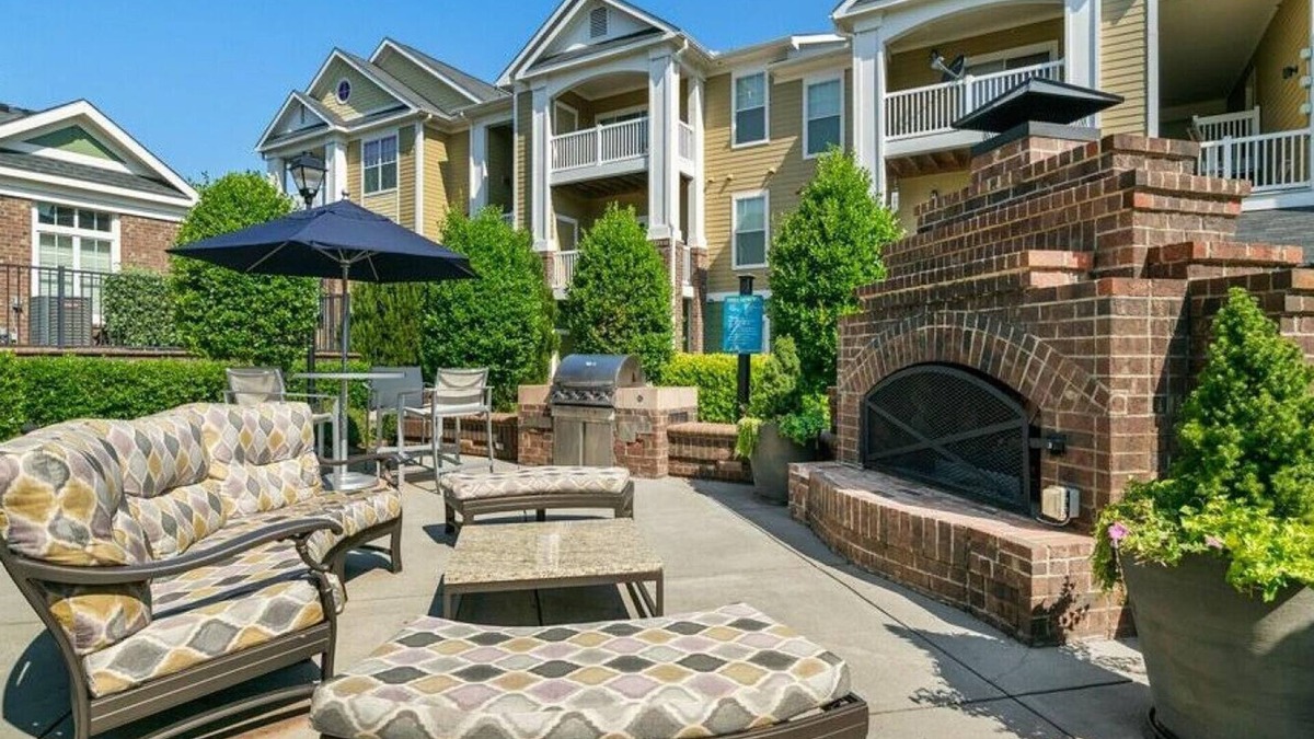 Mint Hill Apartment | Landing at Hawthorne at the Greene - 1 Bedroom in Bradfield Farms